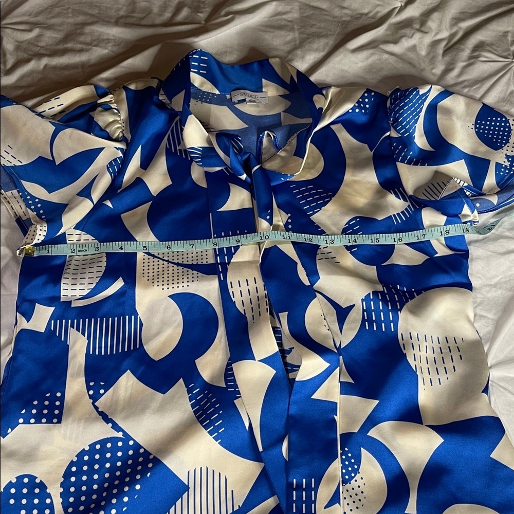 L S'EDGE NWT Arden Blue and White Short Sleeve Tie Neck Blouse - Picture 9 of 10